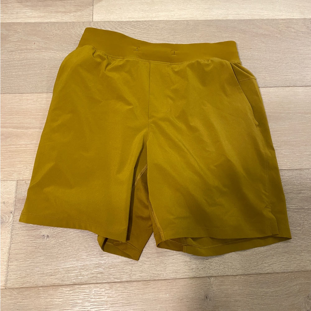 Lightly used lullulemon 6 inch. Yellow gold, goes great with black and white!